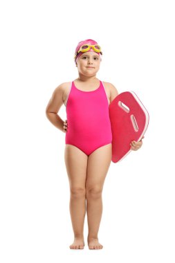 Bir küçük kız yüzücü beyaz arka plan üzerinde izole bir yüzme pad ile tam uzunlukta portresi