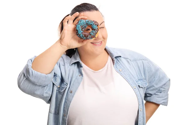 Übergewichtige Frau Guckt Durch Einen Schokoladen Donut Auf Weißem Hintergrund — Stockfoto