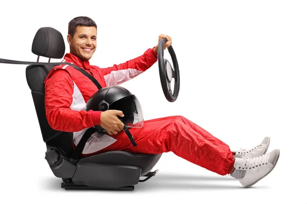 Racer Een Autostoeltje Houden Een Wiel Geïsoleerd Witte Achtergrond — Stockfoto