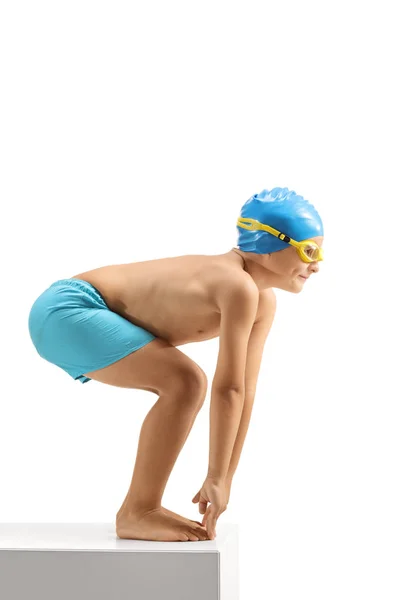 一个年轻的男孩游泳运动员准备跳在白色背景上孤立的全长剖面照片 — 图库照片