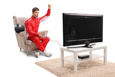 Bir koltuk ile el eller ve iskambil video spor beyaz arka plan üzerinde izole bir Tv önünde oturan racer