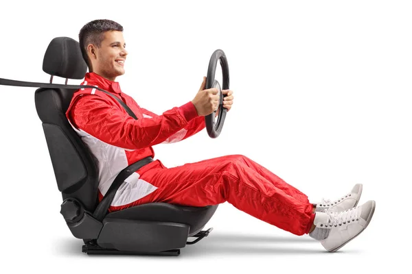 赛车手坐在汽车车轮和持有一个方向盘孤立的白色背景 — 图库照片