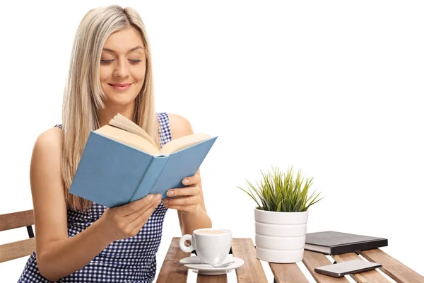 Junge Frau Liest Ein Buch Und Sitzt Einem Tisch Isoliert — Stockfoto