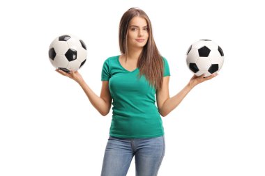 Beyaz arka plan üzerinde izole iki futbol topu tutan güzel genç kadın
