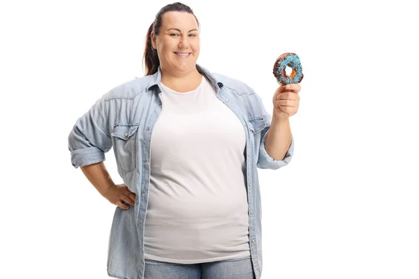 Mujer Con Sobrepeso Sonriente Sosteniendo Una Dona Aislada Sobre Fondo —  Fotos de Stock