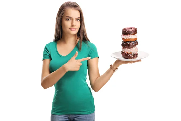 Mooie Jonge Vrouw Houden Van Een Plaat Met Donuts Wijzen — Stockfoto