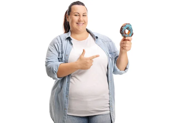 Mulher Com Excesso Peso Segurando Donut Apontando Isolado Fundo Branco — Fotografia de Stock