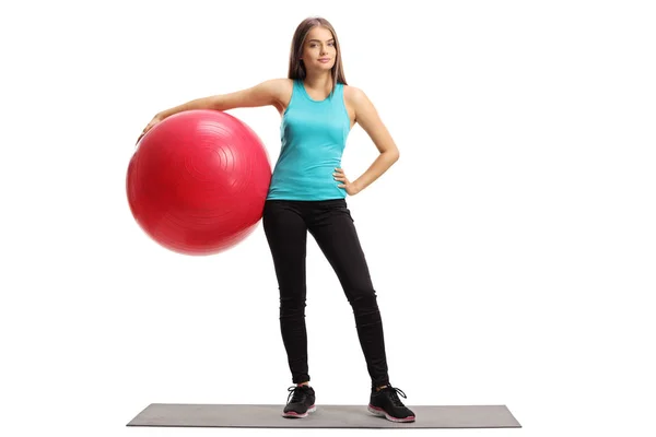 Portrait Complet Une Jeune Femelle Avec Une Boule Pilates Debout — Photo