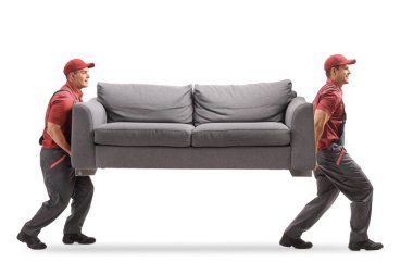 Beyaz arka plan üzerinde izole bir kanepe taşıyan iki movers tam uzunlukta profil resmini