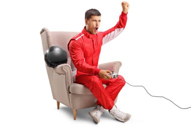 Bir koltukta oturan, video oyunları oynamak ve beyaz arka plan üzerinde izole el ile el hareketi racer