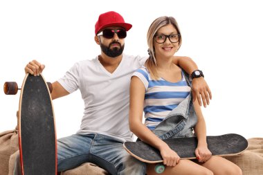 Beyaz arka plan üzerinde izole çuval çuval oturan patenciler