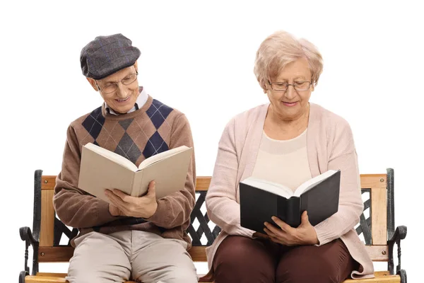 Mayores Sentados Banco Leyendo Aislados Sobre Fondo Blanco — Foto de Stock