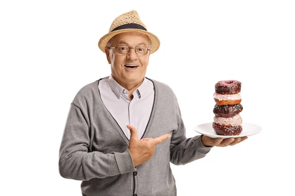 Lachende Senior Man Houden Een Plaat Van Donuts Wijzen Van — Stockfoto