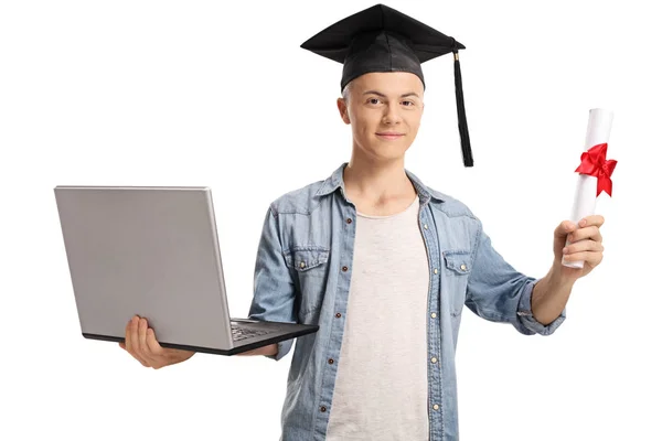 卒業証書 白い背景で隔離のラップトップ コンピューターを保持している大学の男 — ストック写真