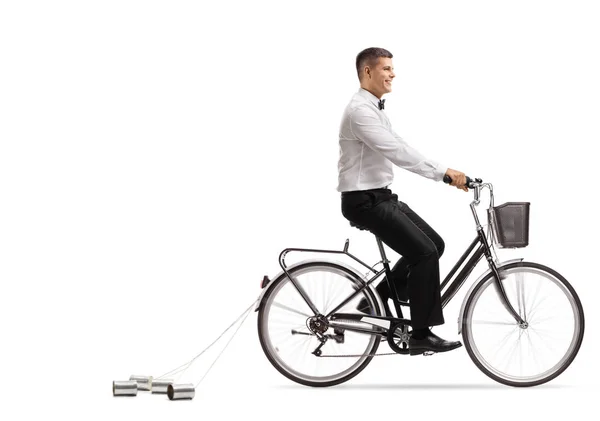 Жених Велосипеде Свадебными Жестяными Банками Изолированным Белом Фоне — стоковое фото