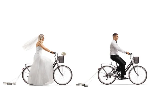 新娘和新郎骑自行车白色背景 — 图库照片