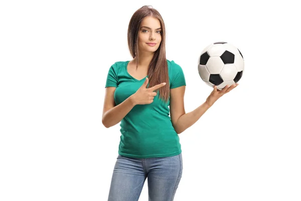 Jonge Vrouw Wijzend Naar Een Voetbal Geïsoleerd Witte Achtergrond — Stockfoto