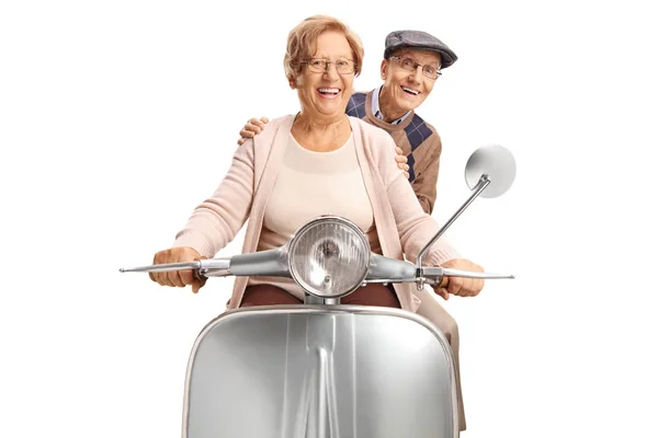 Vrolijke Senioren Rijden Van Een Vintage Scooter Geïsoleerd Witte Achtergrond — Stockfoto