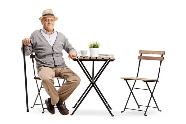 Homme Mûr Assis Une Table Basse Isolé Sur Fond Blanc — Photo
