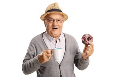 Bir bardak ve beyaz arka plan üzerinde izole bir donut tutan olgun adam