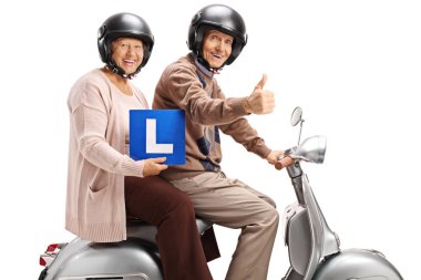Üst düzey erkek ve kadın öğrenci plaka ve gösteren başparmak yukarıya üstünde izole beyaz arka plan ile bir scooter üzerinde