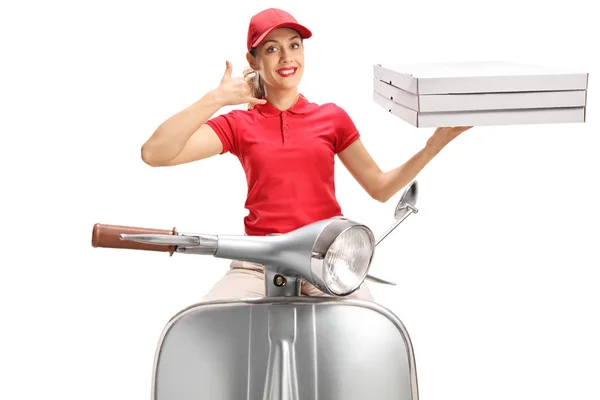Pizza Levering Meisje Een Vintage Scooter Bellen Gebaar Geïsoleerd Witte — Stockfoto