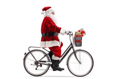 Tam uzunlukta profil atış Claus Santa beyaz arka plan üzerinde izole bir bisiklet sürme