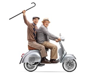Vintage bir scooter, bir baston izole üzerinde beyaz arka plan kadar tutan iki üst düzey adam tam uzunlukta atış