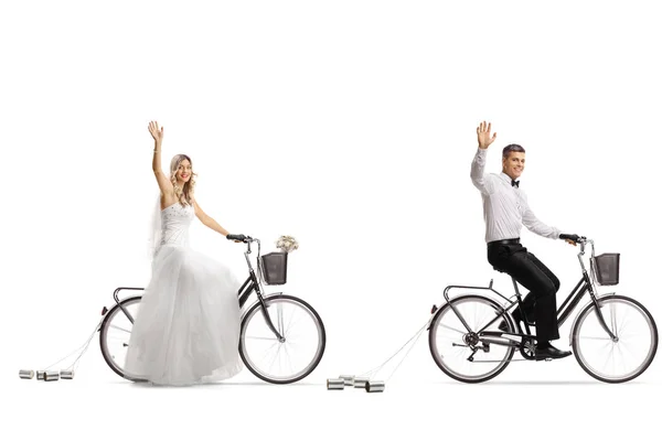 新娘和新郎骑自行车和挥手查出白色背景 — 图库照片
