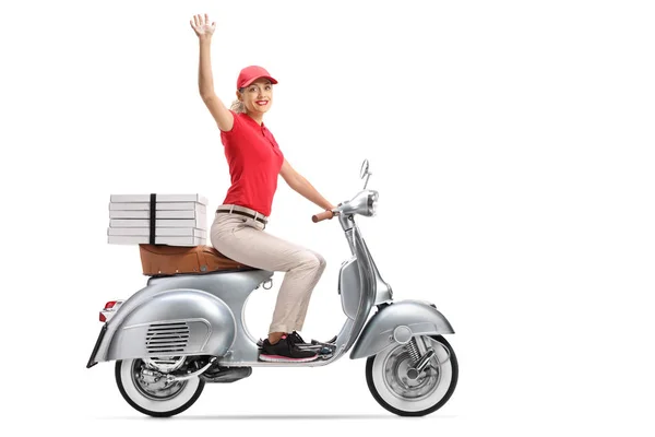 Foto Completa Una Mujer Repartidora Pizza Sonriente Scooter Saludando Aislada — Foto de Stock