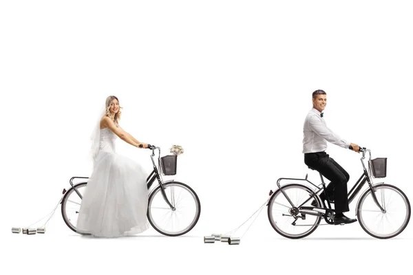 Невеста Жених Катаются Велосипедах Глядя Камеру Изолированы Белом Фоне — стоковое фото