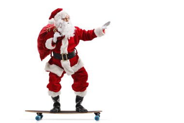 Tam uzunlukta profil atış Claus Santa beyaz arka plan üzerinde izole bir longboard sürme