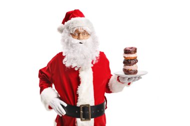 Noel Baba bir tabak beyaz arka plan üzerinde izole Donuts holding