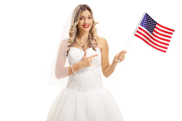美丽的新娘持有美国国旗和指向查出的白色背景 — 图库照片