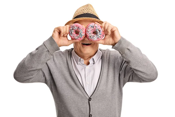 Volwassen Man Die Donuts Voor Zijn Ogen Geïsoleerd Witte Achtergrond — Stockfoto