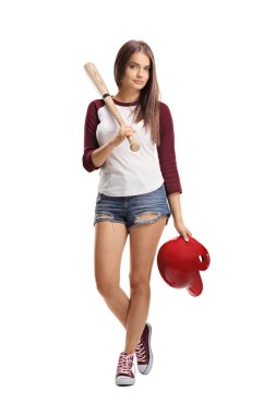 Tam uzunlukta bir beysbol sopası ve beyaz arka plan üzerinde izole bir kask ile genç bir kadın portresi