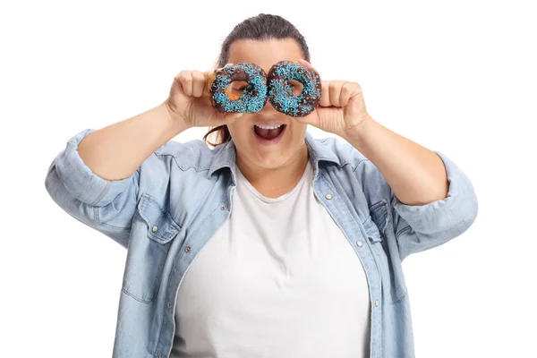 Übergewichtige Frau Hält Donuts Vor Ihren Augen Isoliert Auf Weißem — Stockfoto