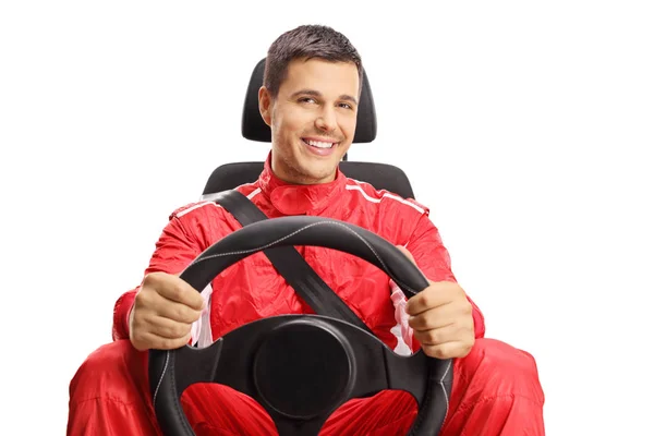 白い背景に分離されたステアリング ホイールを握って笑顔の車のレーサー — ストック写真