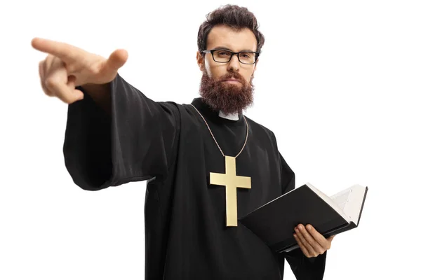 Sacerdote Segurando Uma Bíblia Apontando Isolado Fundo Branco — Fotografia de Stock