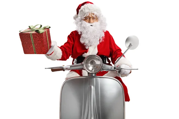 Papai Noel Com Presente Montando Uma Scooter Vintage Isolado Fundo — Fotografia de Stock