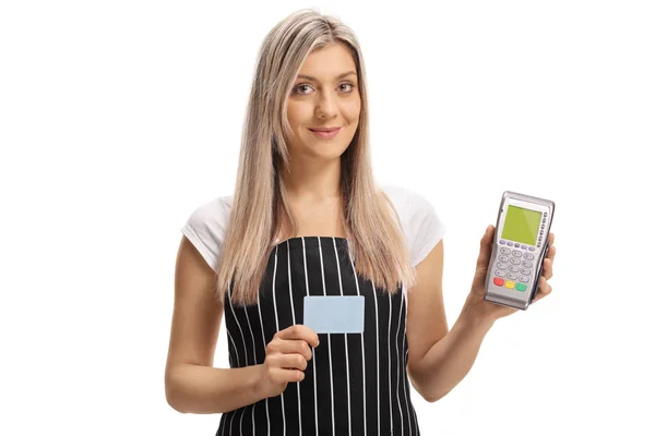 持有信用卡和支付终端查出在白色背景的女招待 — 图库照片