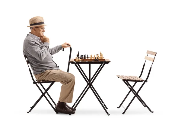Старший Играет Шахматы Думает Своем Следующем Шаге Изолированы Белом Фоне — стоковое фото