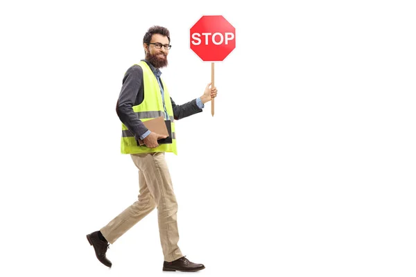 Повнометражний Знімок Чоловіка Жилеті Тримає Знак Стоп Трафіку Йде Дивиться — стокове фото