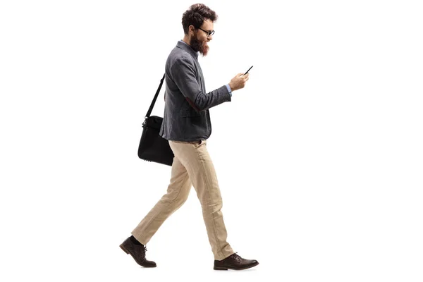 歩行と白い背景で隔離の携帯電話に見る人間の完全な長さのプロファイル ショット — ストック写真