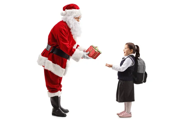 圣诞老人给一个礼物给一个女孩查出的白色背景的全长轮廓拍摄 — 图库照片