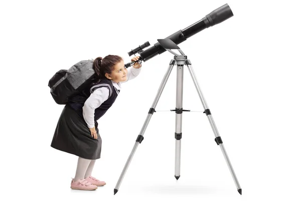 Schoolmeisje Met Een Rugzak Kijken Door Een Telescoop Geïsoleerd Witte — Stockfoto