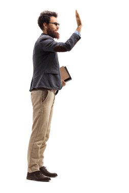 Bir adam kitap tutan ve beyaz arka plan üzerinde izole beşlik el hareketi tam uzunlukta profil vurdu