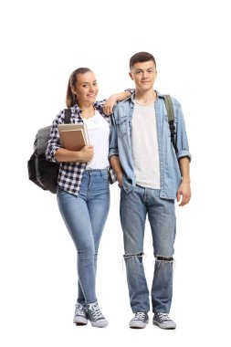 Ayakta ve izole üzerinde beyaz arka plan gülümseyen bir kadın ve erkek öğrenci tam uzunlukta portreleri