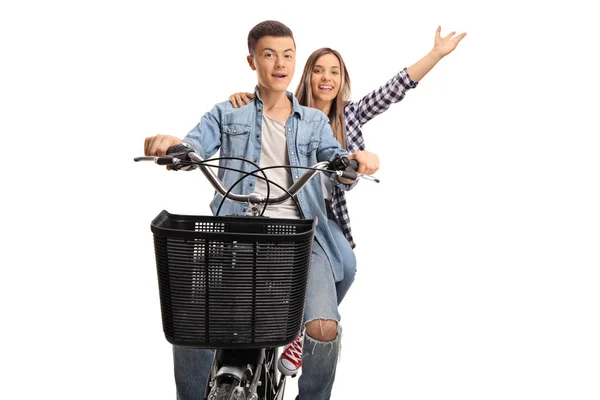 年轻的幸福的夫妇骑在自行车查出在白色背景 — 图库照片