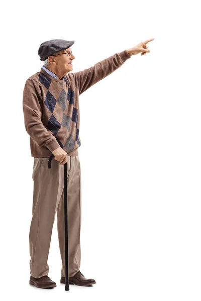 一个老人站在拐杖和指着孤立在白色背景的全长镜头 — 图库照片